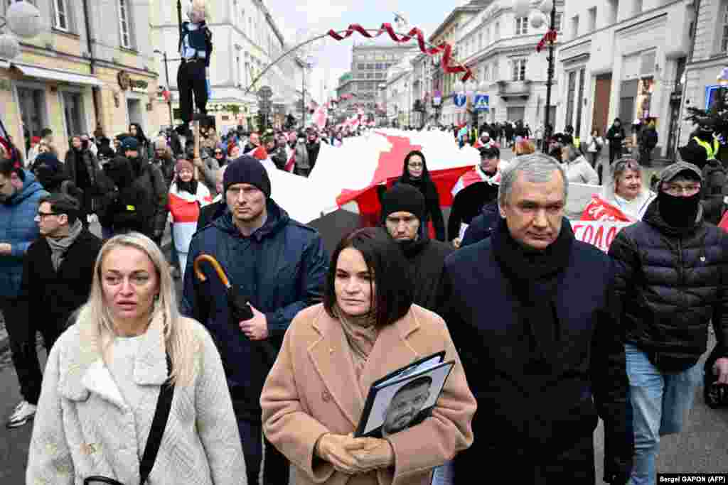 На чале калёны — Сьвятлана Ціханоўская, Павал Латушка і Анжаліка Мельнікава