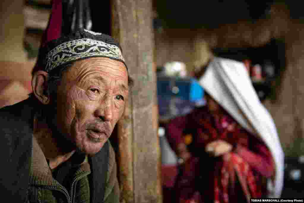 Samaat Khan remains in the Pamirs taking care of the livestock of a family that has resettled in Kyrgyzstan. Poor and indebted, his neighbors joke about his wishes to move wherever faraway cousins will receive him. 
