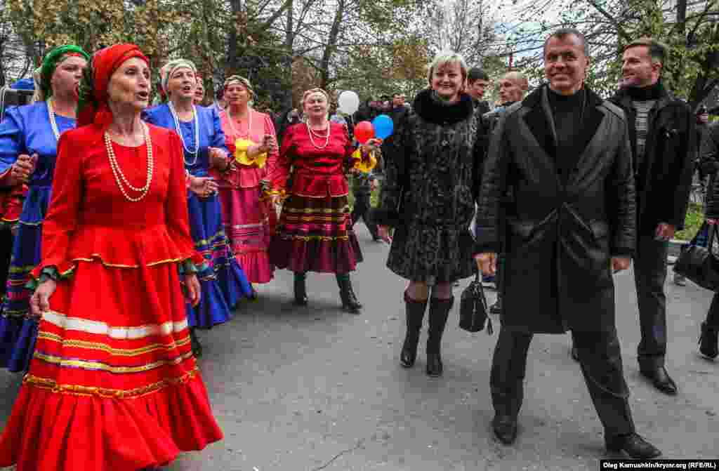 Глава «Госсовета» Владимир Константинов слушает народный хор