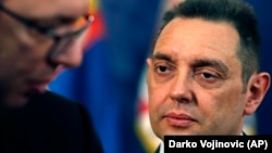 Politički analitičar Agon Maljići smatra da Vulin (lijevo) već duže artikuliše na direktniji način ono što je, zapravo, stav Vučića (desno) [na fotografiji: Vulin, tadašnji ministar unutrašnjih poslova Srbije, gleda u predsjednika Vučića, Beograd, 23. april 2018.]