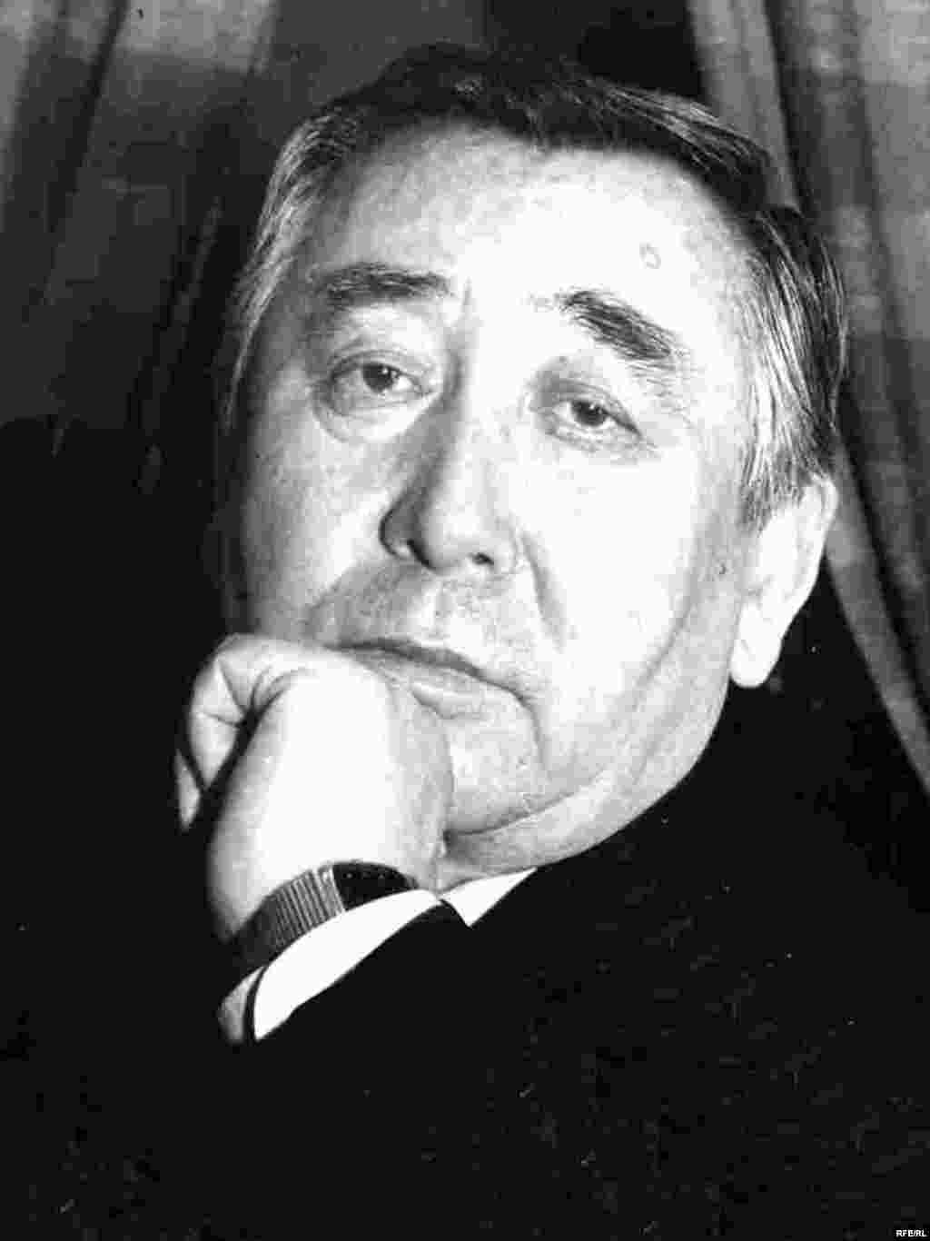 Диссидент Каришал Асанов, Алматы, 1990 год. - Каришал Асанов - один из считанных диссидентов в Советском Казахстане. Ему зажимали рот при Кунаеве, преследовали при Колбине. С оппозицией он так и не подружился: она его сторонится. У него всегда своя дорога, своя правда.