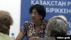 Верховный комиссар ООН по правам человека Нави Пиллэй беседует с представителями казахстанских НПО. Алматы, 11 июля 2012 года. 