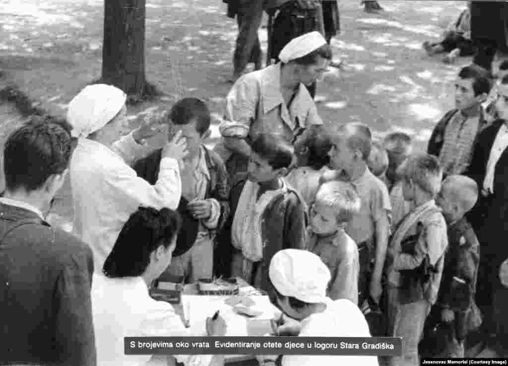 Djeci su izdavani brojevi i bilježena imena u Staroj Gradiški, 1941. 