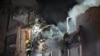 У Харкові рятувальники ліквідовують пожежу в зруйнованому ракетним обстрілом РФ житловому будинку, Україна, 31 травня, 2024 року