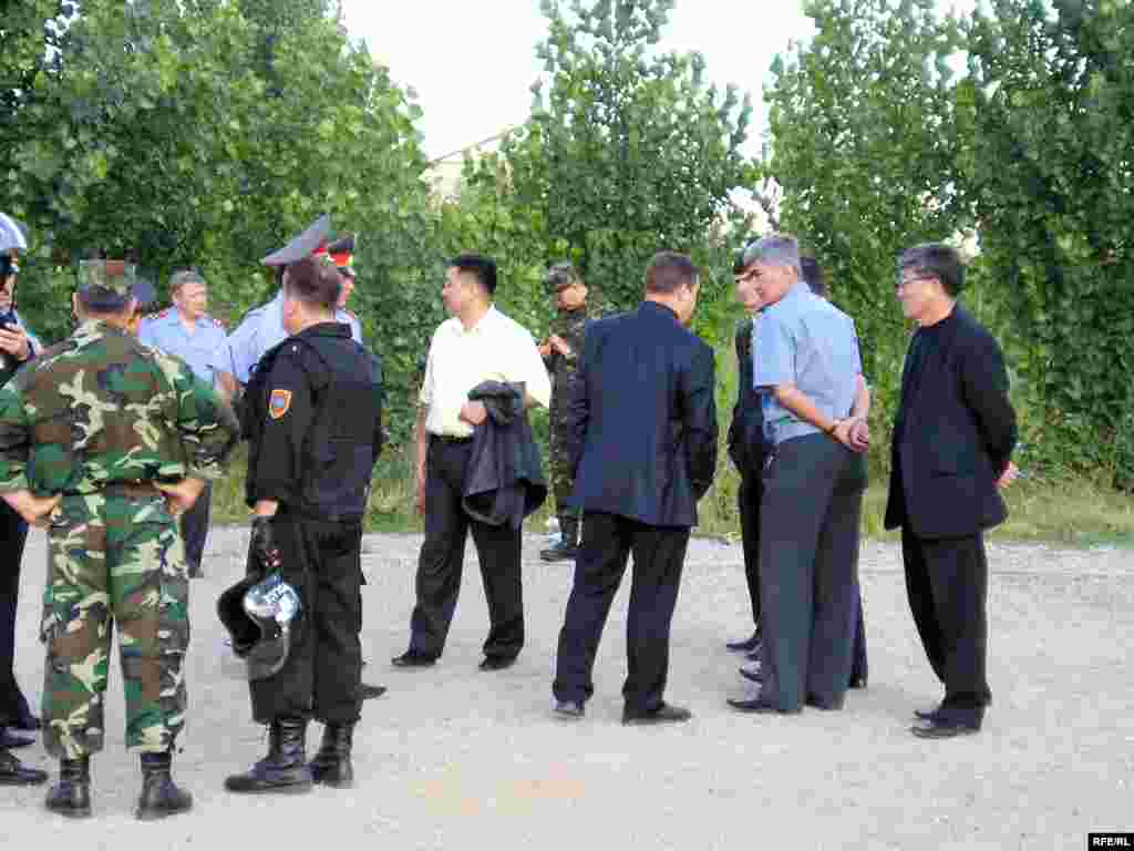 Люди обращались к заместителю начальника УВД Нурлану Самалихову (второй справа) с просьбами убрать оцепление. 