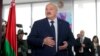 Președintele belarus Alexandr Lukașenko într-o secție de votare, în timpul alegerilor prezidențiale, Minsk, 26 ianuarie 2025.