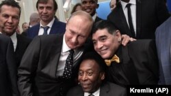 Путін (ліворуч), Пеле і Марадона у Москві, 1 грудня 2017 року