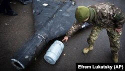 Украинский военный осматривает сбитый ранее беспилотник Shahed, иллюстративная фотография