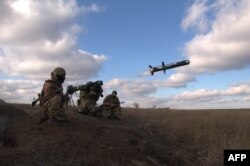 Această fotografie realizată și publicată de serviciul de presă al Ministerului ucrainean al Apărării la 22 decembrie 2012 arată militari ucraineni trăgând cu o FGM-148 Javelin, o rachetă antitanc americană, în timpul unui antrenament în regiunea Donețk.