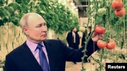 На 10 януари Путин направи първото си официално посещение в Чукотка като президент на Русия.