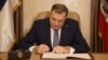 Milorad Dodik, potpisuje ukaz o proglašenju jednog od neustavnih zakona u RS, Banjaluka, mart 2025. godine