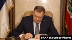 Milorad Dodik, predsjednik Republike Srpske, potpisuje ukaze za četiri neustavna zakona, Banjaluka, 5. mart 2025. godine 