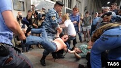 Russian police detaining protesters in Moscow in July 2009.
