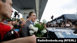 Под выкрики «Миша, Миша» Саакашвили встречали его сторонники в киевском аэропорту Борисполь, 29 мая 2019 года.