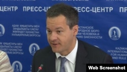 Kazakhstan - U.S. lawyer Jared Genser speaks at a news conference in Almaty, June 14, 2018.