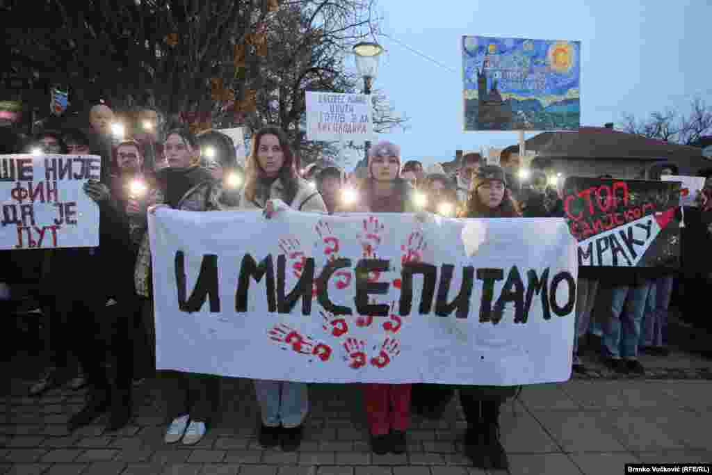 Poruke studenata i srednjoškolaca iz Kragujevca, grada koji se pridružio akciji "Školski čas u zadnji čas", kojom su studenti podržali prosvetne radnike u zahtevima za poboljšanje njihovog položaja.