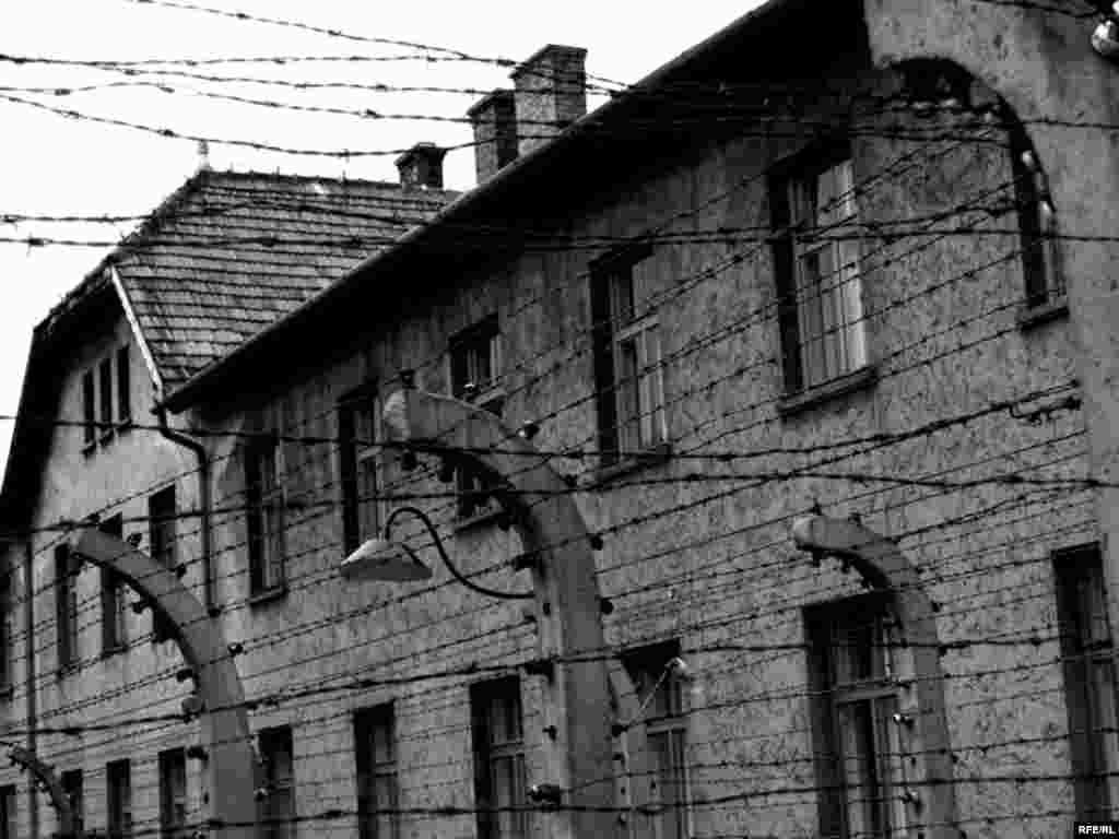 27.01. 1945. oslobođen je najveći nacistički logor smrti Auschwitz, simbol holokausta i stradanja, u kojem je tokom Drugog svetskog rata najmonstruoznije stradalo najmanje 1,5 milion ljudi.