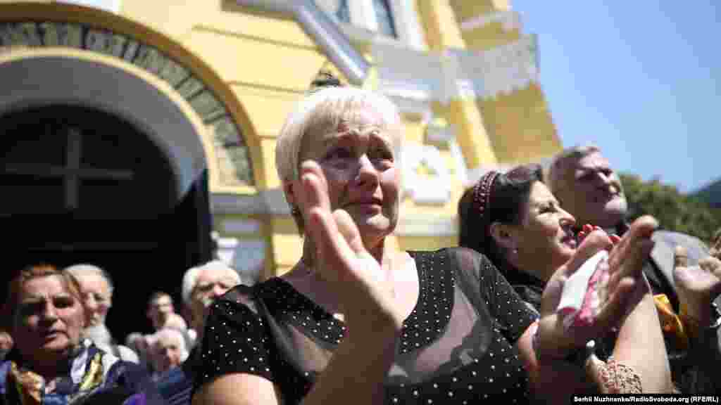 Люди не стримували сліз 
