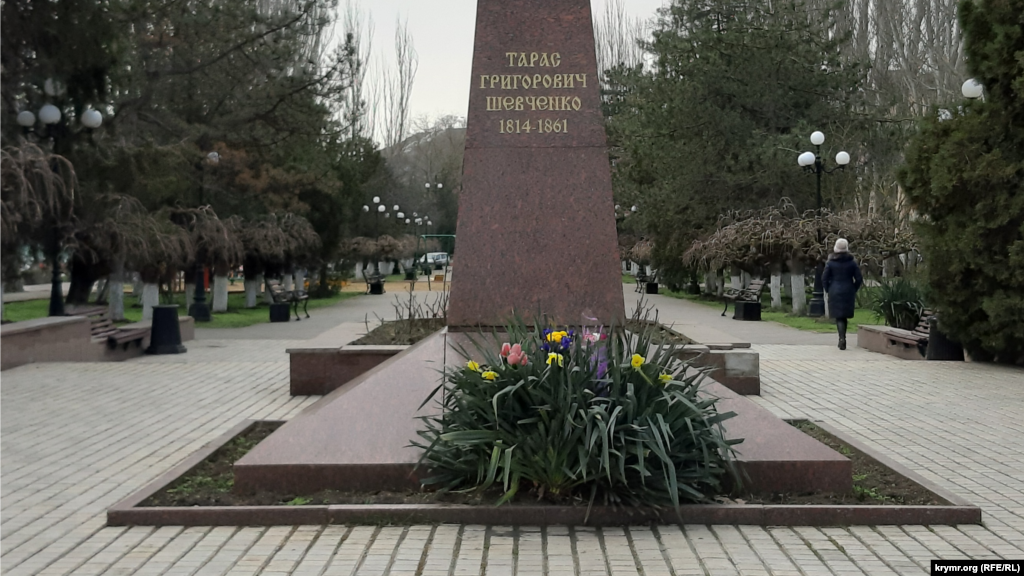Памятник Тарасу Шевченко в Керчи установлен в одном из центральных парков города, неподалеку от здания городской администрации. После российской аннексии Крыма керчане продолжали приносить цветы к памятнику в день рождения поэта