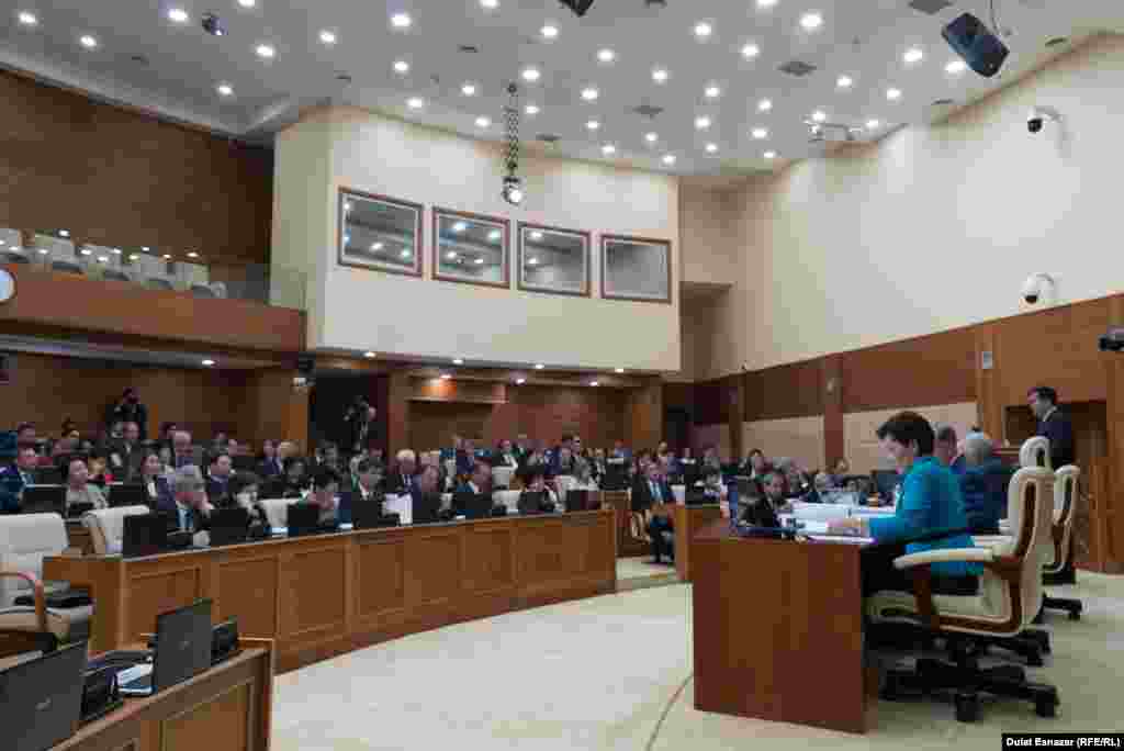 Министр по инвестициям и развитию Казахстана Женис Касымбек выступает перед депутатами нижней палаты. Астана, 5 сентября 2018 года. 