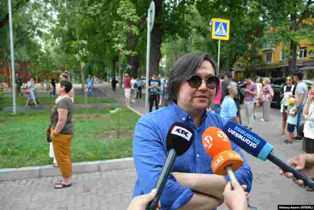 Автор памятника — Матвей Макушкин. Живет и работает в Санкт-Петербурге. Говорит, что себя считает начинающим скульптором. Это второй его памятник для Алматы. Ранее он создал памятник рок-музыканту Виктору Цою, который установлен на улице Тулебаева. В ближайшее время в Санкт-Петербурге также будет открыт памятник Виктору Цою его авторства. Над ним он работал десять лет. 