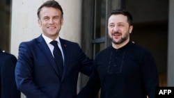 Президент Франції Емманюель Макрон (ліворуч від Володимира Зеленського) 27 березня зібрав у Парижі лідерів 27 країн на саміті, щоб обговорити гарантії для України