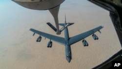 Бомбардировщик B-52, способный нести ядерное оружие. Иллюстративное фото
