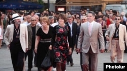 French actress Fanny Ardant (center) with Armenian Prime Minister Tigran Sarkisian (right) and Culture Minister Hasmik Poghosian at the opening ceremony of the Golden Apricot international film festival on July 10.