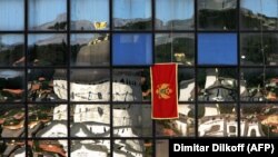 Odraz jedne od pravoslavnih crkava u Podgorici na staklima zgrade, ilustrativna fotografija