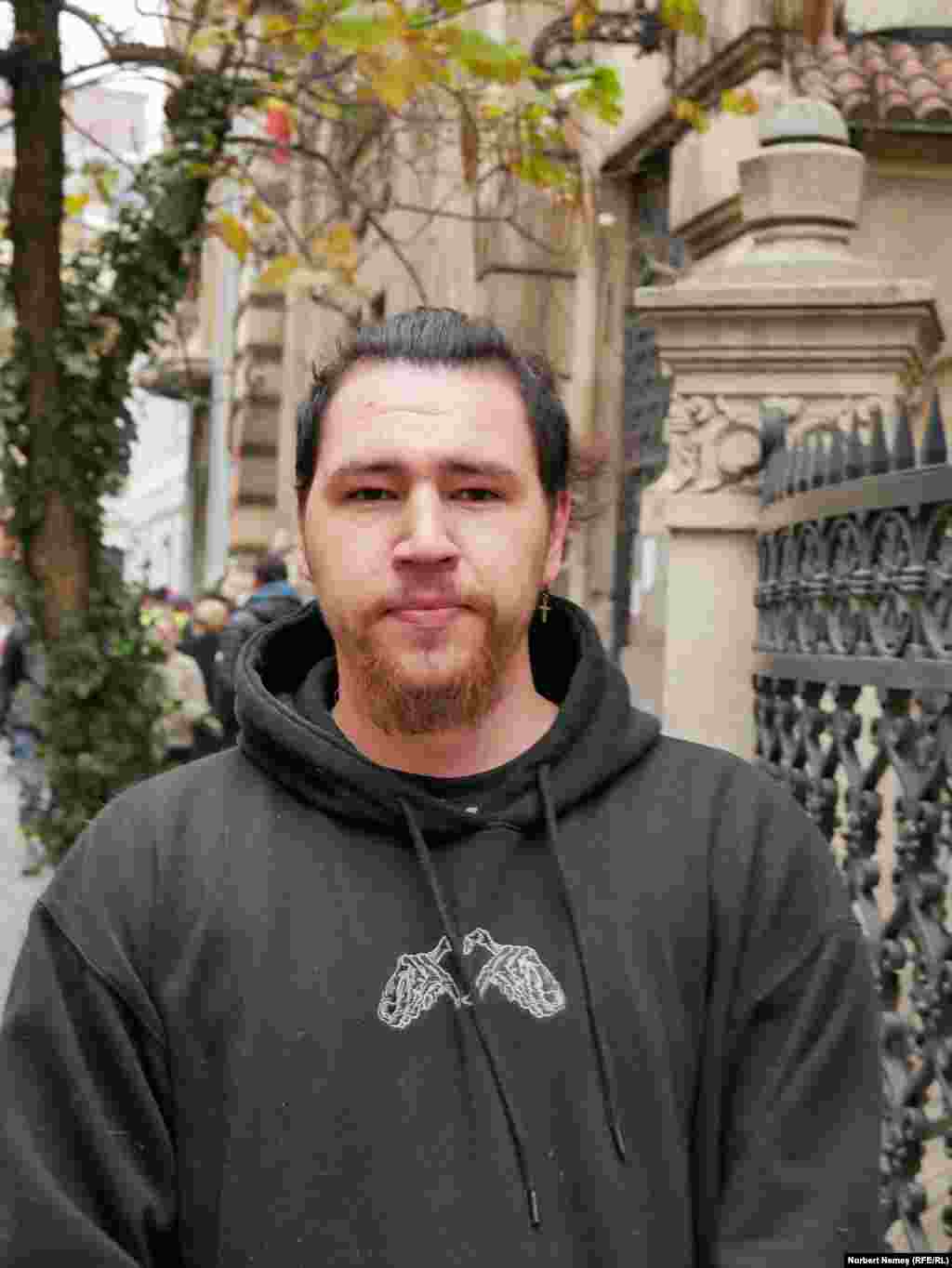 Răzvan are 24 de ani și locuiește în București din perioada liceului. „Cred că un președinte trebuie să aibă grijă de popor, asta este regula de bază. Un popor fericit înseamnă o țară fericită”. 