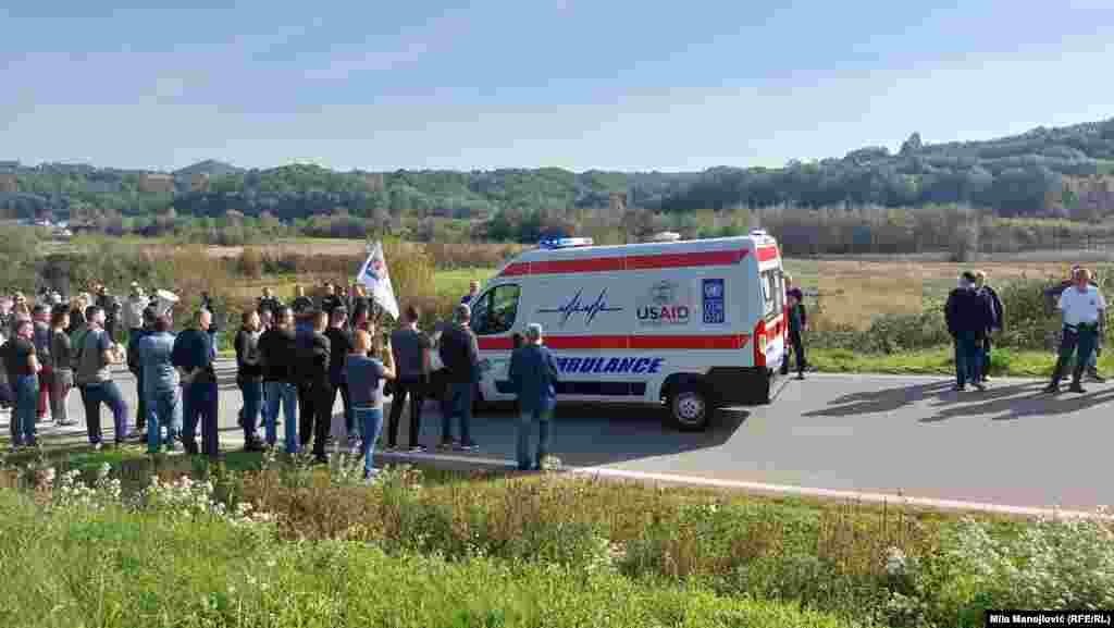 Učesnici protesta su, tokom trajanja blokade, propuštali vozila Hitne pomoći, 19. oktobar 2024. 