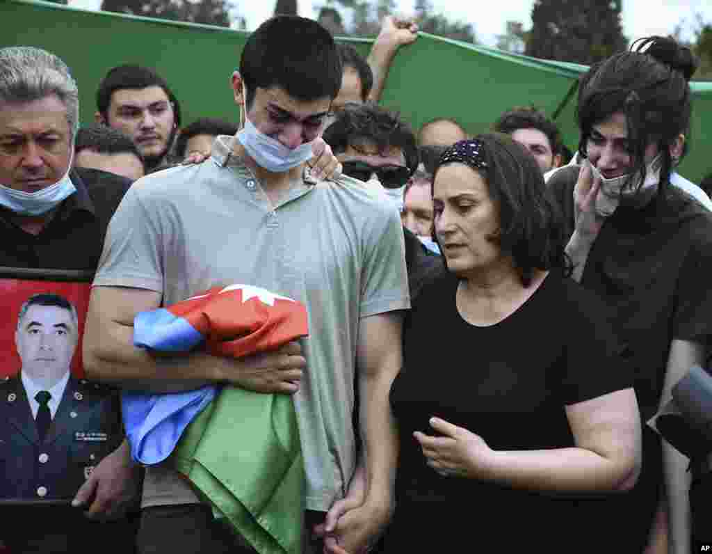 Sin i udovica azerbejdžanskog pukovnika Ilgara Mirzajeva prisustvovali su njegovoj sahrani u Bakuu. Mirzajev je bio među pet azerbejdžanskih vojnika ubijenih u sukobima 14. jula.