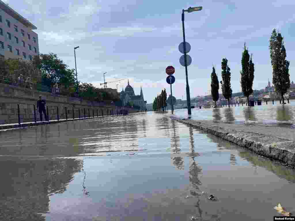 Cheul Dunării la Budapesta – în fundal se vede cu clădirea Parlamentului maghiar. Primarul Budapestei, Gergely Karacsony, a anunțat că orașul va folosi un milion de saci de nisip pentru a fortifica apărarea împotriva inundațiilor.