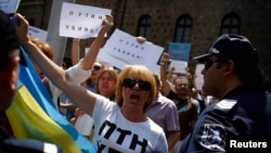 Граждани изразяват недоволство от посещението на руския външен министър Серей Лавров в България и протестират пред сградата на президентството, където той се среща с българския държавен глава Росен Плевнелиев. Годината е 2014. Русия анексира Крим.