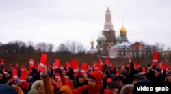 Navalny supporters hold up red ballot cards in St. Petersburg on December 24.