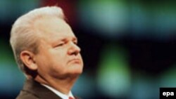 Milošević se pojavio bini na Terazijama i na skandiranje prisutnih "Slobo mi te volimo" izgovoriti čuvenu rečenicu "Volim i ja vas“