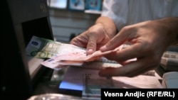 Država je potrošila preko 455 miliona dinara na IS Socijalna karta, odnosno preko 3.8 miliona evra u periodu od 2018. godine do danas (ilustrativna fotografija)