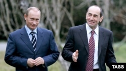Russian President Vladimir Putin and Armenian President Robert Kocharian walk at the Bocharov Ruchei residence near Sochi, January 24, 2007.