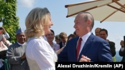 Австриянын тышкы иштер министри Карин Кнайсль үйлөнүү тоюнда президент Владимир Путин менен бийлеп жатат.