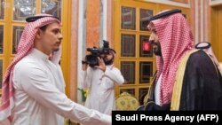 Princ prijestolonasljednik Mohamed Bin Salman rukuje se sa sinom ubijenog Kašogija