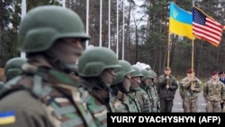 Архівна світлина. Військовослужбовці України і США на полігоні на Львівщині, 20 квітня 2015 року