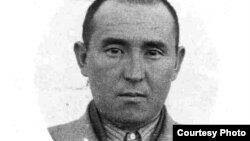 Атабай Жанузактын тун уулу Бакир. Атабайдын сүрөтү сакталып калган эмес. Бакир Атабаев Мургабда мектеп директору, районо башчысы, колхоздун башкармасы болуп иштеген.