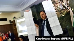 Роман Василев държи бюлетини по време на аферата "Костинброд"