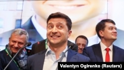 Prezidentliyə namizəd Volodimir Zelenski 2019-cu il prezident seçkisi üçün ilk exit-poll nəticələrinin açıqlanmasına reaksiya verir.