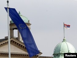 Briselski zvaničnici su od početka ruske invazije više puta pozivali Beograd da se pridruži sankcijama (zastave EU i Srbije na zgradi Skupštine Srbije, Beograd)