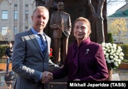 Британиялик ҳайкалтарош Пол Дэй ва Татьяна Каримова монумент олдида.