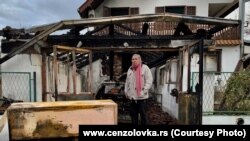 Novinar Milan Jovanović (na fotograrfiji pored izgorjele kuće), čiji je slučaj među poznatijima u Srbiji, kaže za RSE da mu medijske strategije i planovi ništa ne znače.