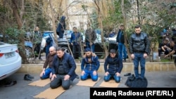 "Nardaran mıəhbusları"nın məhkəməsi zamanı namaz (Foto arxiv)