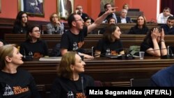 Сулхан Саладзе (в центре) вместе с другими правозащитниками на комитетском слушании законопроекта. На них футболки с надписью «Клан (судей) должен уйти»