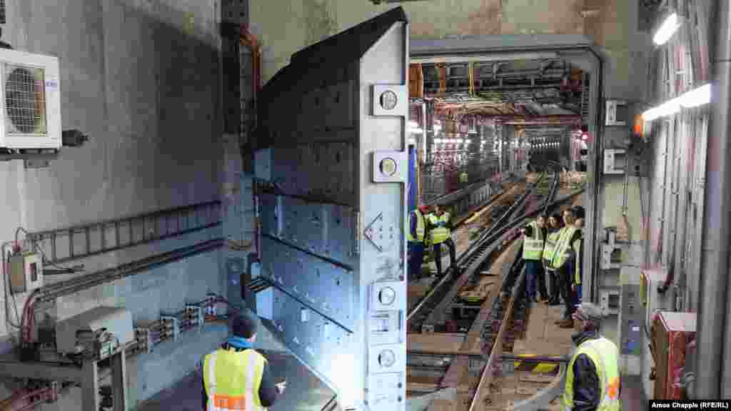 Ovo je trenutak kada se vrata teška 20 tona, dizajnirana da izdrže nuklearnu eksploziju, zatvaraju tokom testiranja na metro stanici spod ulica Praga. Vrata su dio Praškog sistema zaštite metroa (Ochranny System Metra ili OSM), mreže ojačanih skloništa dizajniranih za zaštitu ljudi tokom nuklearnog, hemijskog ili biološkog napada. 